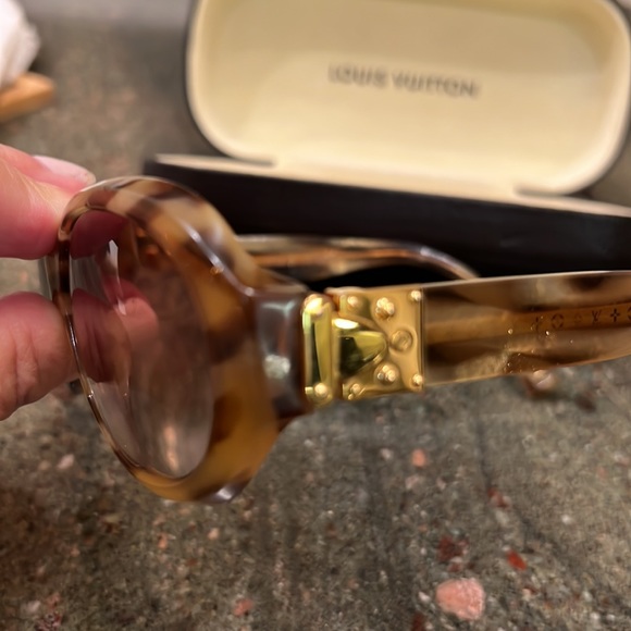 Louis Vuitton Sunglasses - Picture 5 of 9
